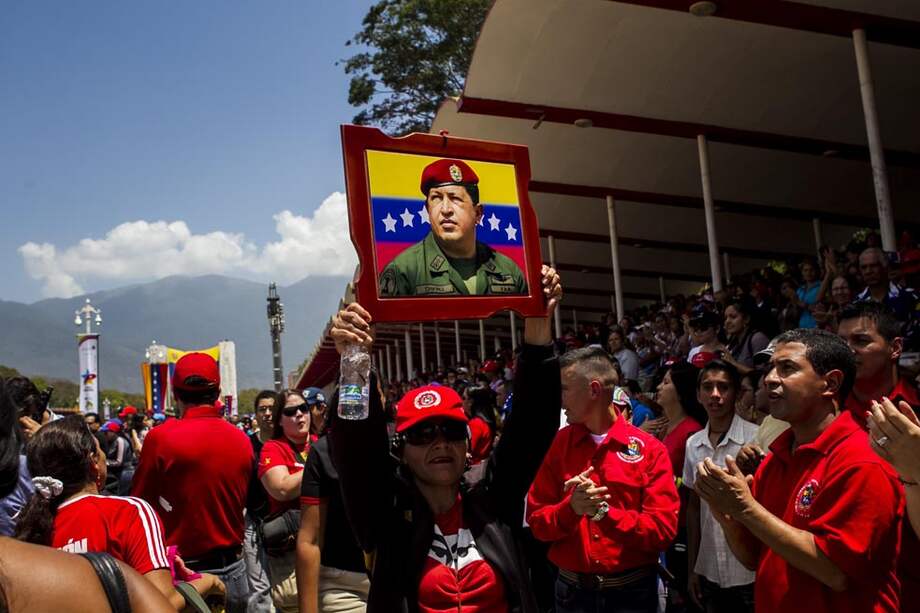 Un grupo de personas asiste al desfile militar para conmemorar el primer aniversario de la muerte de Hugo Chávez, el 5 de marzo de 2014, en el Paseo Los Proceres, en Caracas (Venezuela). / Foto de referencia