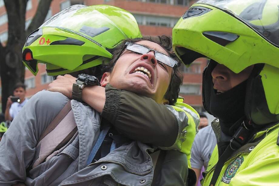Los abusos de la Policía siguen siendo un tema de debate en la opinión pública a nivel nacional. / Raúl Arboleda- AFP