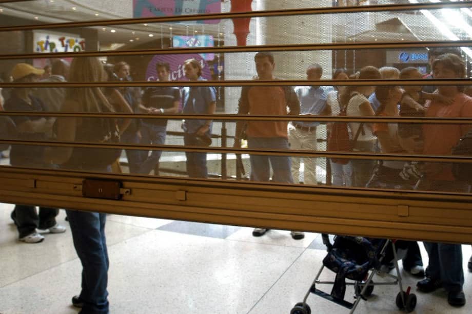 Minenergía pide a los propietarios de centros comerciales generar la electricidad que consumen. / Bloomberg News