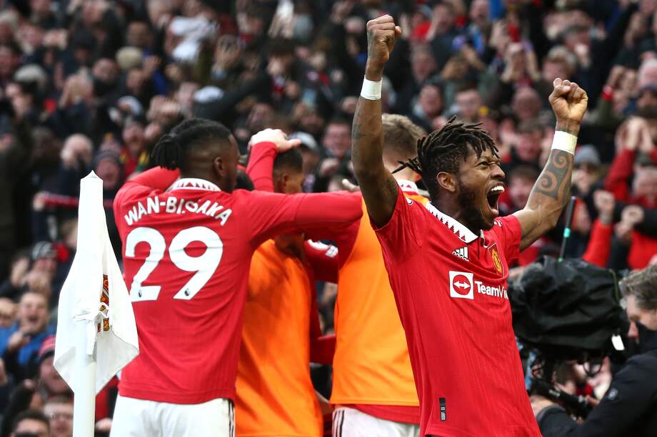 Los jugadores del Manchester United celebran el gol de la remontada en el derbi frente al City.