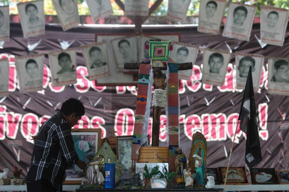 Un altar que hicieron familiares de los 43 estudiantes de Ayotzinapa. / EFE