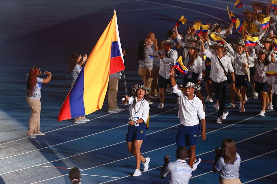 Los abanderados de Colombia, los ciclistas Stefany Cuadrado y Kevin Quintero, desfilan con la delegación en la inauguración de los XXV Juegos Centroamericanos y del Caribe Santo Domingo 2026 en el estadio Félix Sánchez de República Dominicana.