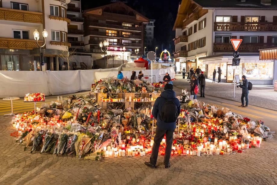 Se muestran flores y velas en homenaje a las víctimas tras el incendio en el bar y lounge 'Le Constellation' en Crans-Montana, Suiza, el 5 de enero de 2026.