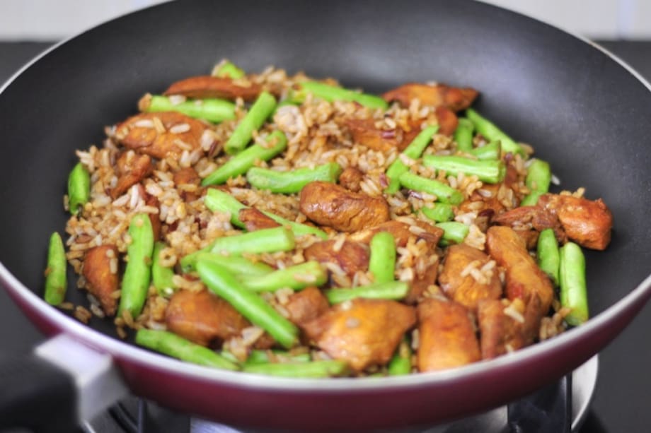 Arroz oriental con cubitos de cerdo