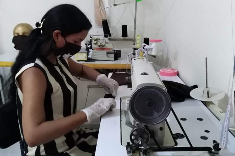 Angélica confecciona batas quirúrgicas, de laboratorio, trajes de aislamiento, gorros quirúrgicos y demás elementos de bioseguridad necesarios para enfrentar el coronavirus.
/ Cortesía