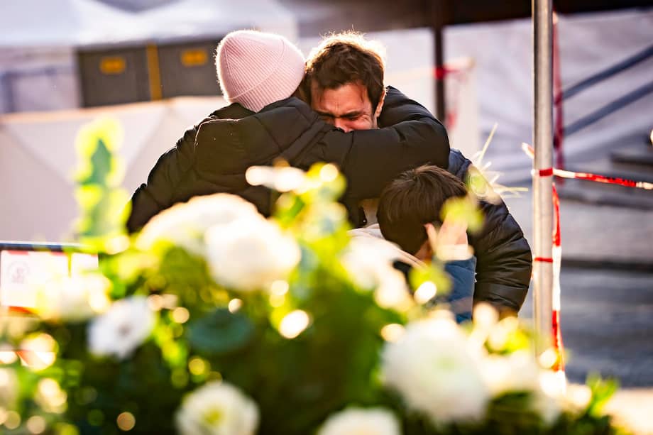 La gente se consuela cerca del bar y salón Le Constellation, donde se produjo un incendio tras una explosión en la madrugada de la víspera de Año Nuevo, en Crans-Montana.
