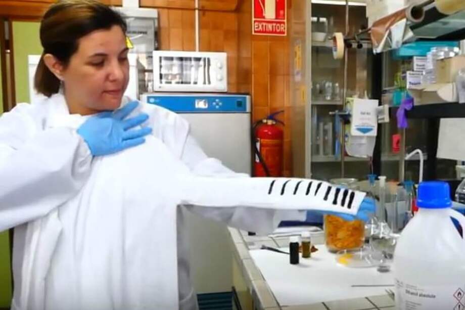 Una de las ivestigadores de la Universidad de Málaga explicando el proceso de fabricación de los materiales para el e-textil. / Tomado de video de U. Málaga