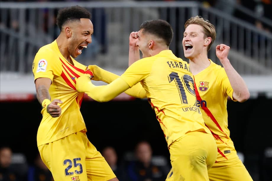 El delantero francés del FC Barcelona Pierre-Emerick Aubameyang celebra su segundo gol ante Real Madrid.