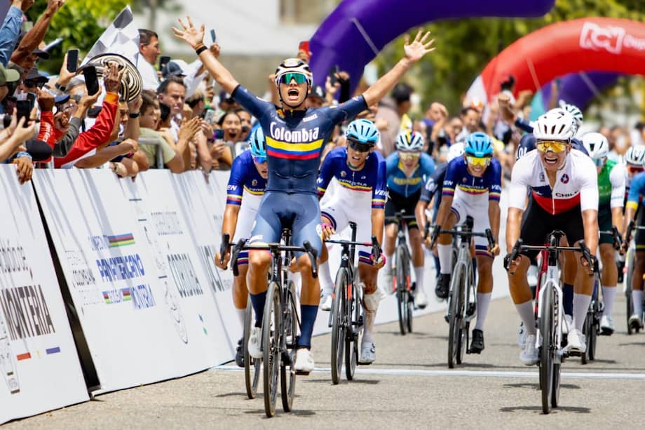 Juan Esteban Sánchez celebra su consagración en la prueba de fondo juvenil de los Panamericano de Ruta de Montería 2026.