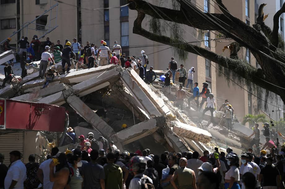 Personas trabajan en labores de rescate en una edificación colapsada por el terremoto de magnitud 7,4 que sacudió al país este lunes, en Cali. EFE/ Ernesto Guzmán Jr