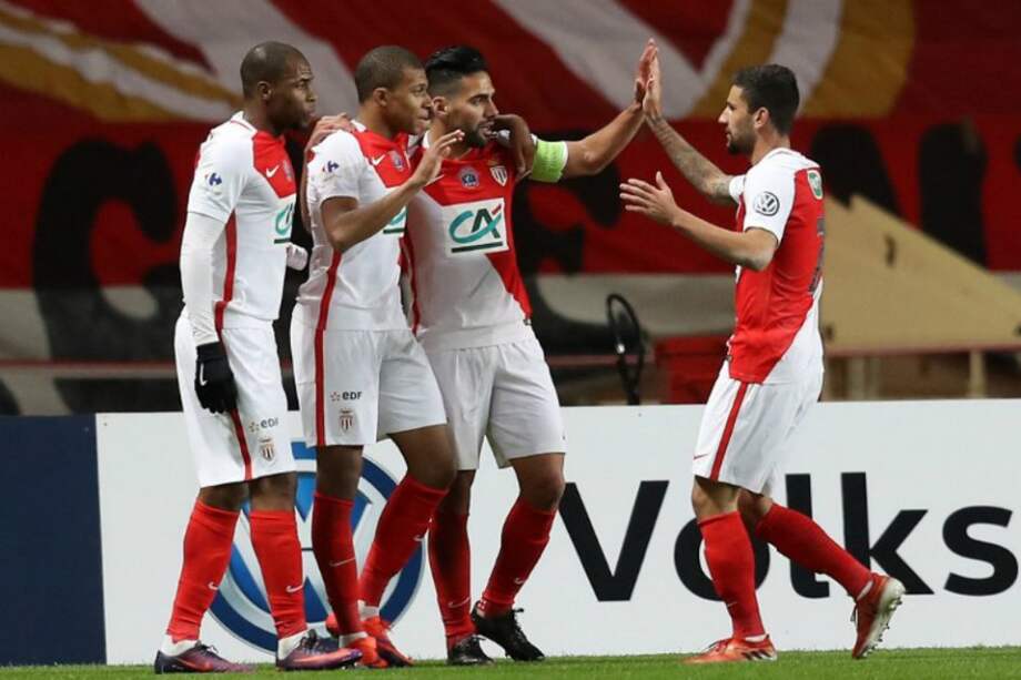 Radamel Falcao García (2d) celebra el gol que anotó este viernes en la Copa de Francia. / AFP