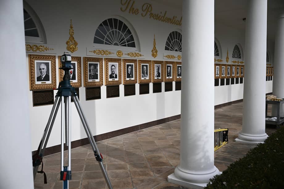 Retratos con nuevas placas de texto explicativo se observan en el Paseo de la Fama Presidencial en la columnata de la Casa Blanca, en Washington, DC, el 17 de diciembre de 2025.