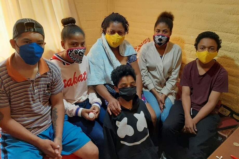 La familia Cuesta en Carapungo, en el norte de Quito (Ecuador), dicen tener 17 contagios de sus miembros, pero denuncian que las autoridades no han ido a prestarles asistencia o siquiera realizado las pruebas. / EFE