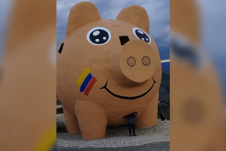 La alcancía de marrano tiene 8,70 metros de altura y 10,30 de diámetro.