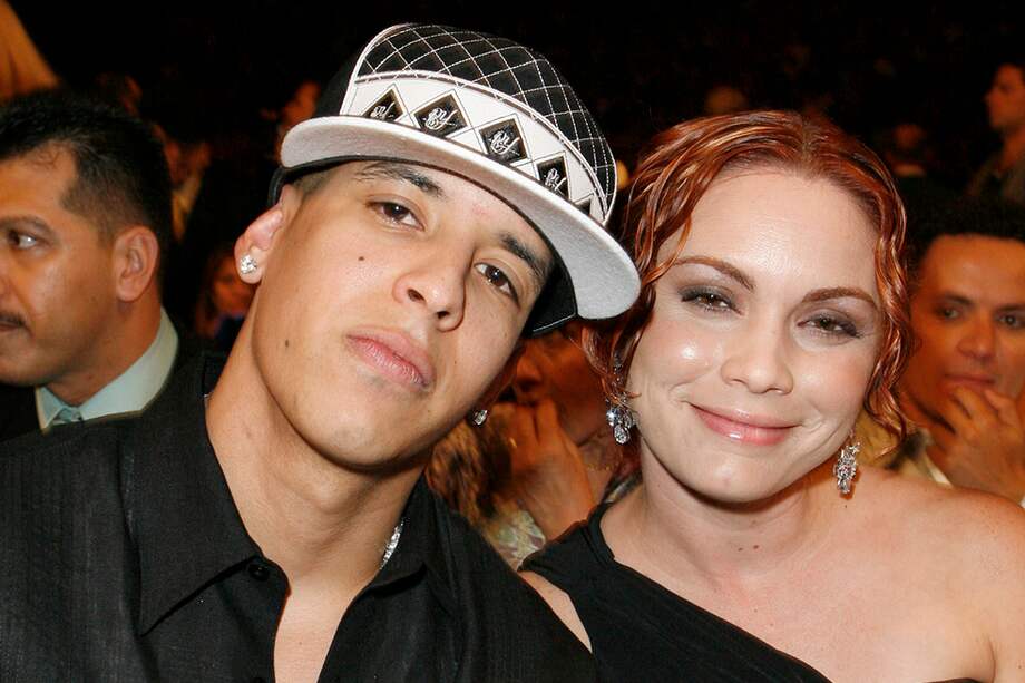 Daddy Yankee junto a su esposa Mireddys González.