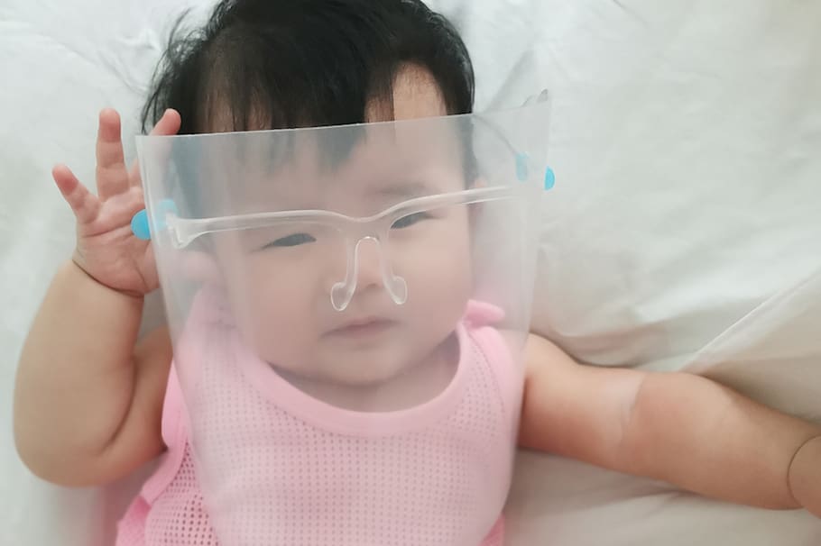 Ninos con máscarilla, recién nacidos con máscara