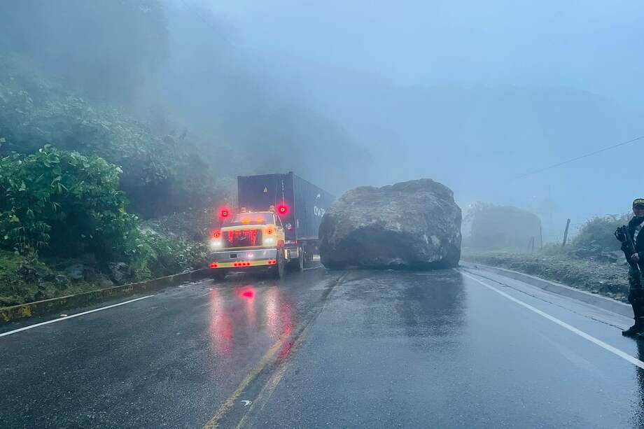 Por un derrumbe se reporta paso a un carril en el km 47 de la vía Hoyo Rico - Caucasia (Antioquia), sector ventanas de Antioquia.