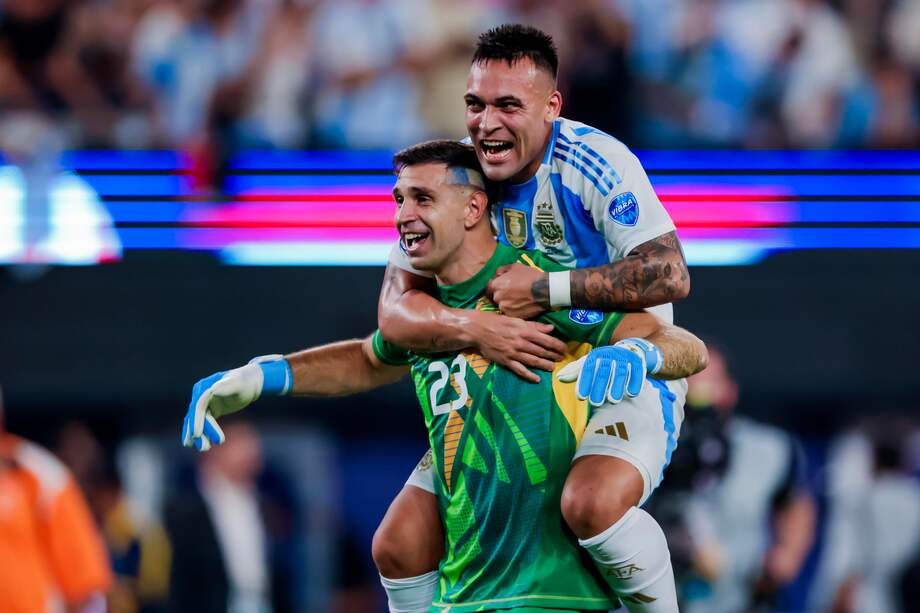 El portero Emiliano Martínez (izq.) de Argentina celebra con Lautaro Martínez (der.) después de que Argentina derrotó a Canadá 2-0 al final del partido de semifinales de la CONMEBOL Copa América 2024 entre Argentina y Canadá, en East Rutherford, Nueva Jersey, EE. UU., 09 Julio de 2024.