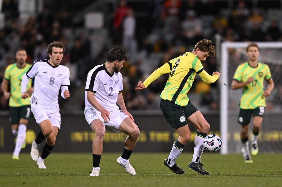 Connor Metcalfe de Australia pelea por el balón con Tim Payne de Nueva Zelanda durante un partido amistoso entre ambas selecciones en el GIO Stadium de Canberra, Australia, el 5 de septiembre de 2025.