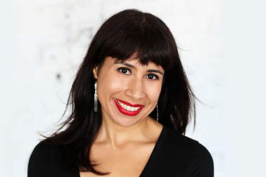 La escritora Érika L. Sánchez, de ascendencia latina, criada en los alrededores de Chicago, y quien acaba de lanzar su más reciente poemario " "I'm Not Your Perfect Mexican Daughter".