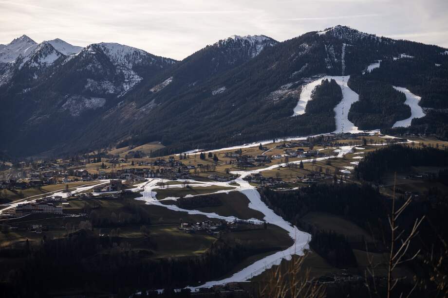 Vista general de las pistas en un entorno sin nieve en Schladming, Austria, 6 de enero de 2023. Según los meteorólogos, en toda Europa se han registrado temperaturas récord en enero. Al menos ocho países europeos han registrado el día de enero más cálido de su historia.