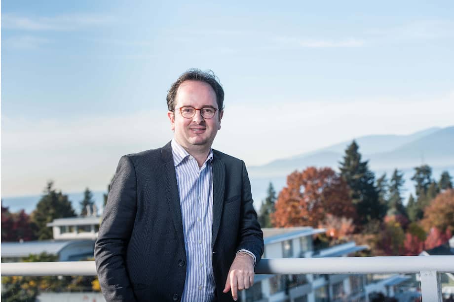 En alguna ocasión, en calidad de asistente del profesor de estudios hispanoamericanos, Felipe Valencia trabajó organizando el archivo de cartas escritas por los grandes amigos de Julio Ortega, como Gabriel García Márquez, Julio Cortázar, Carlos Fuentes y Jorge Luis Borges. Un día recogió en la estación del tren a Carlos Fuentes, habló con él y el escritor le firmo sus libros.