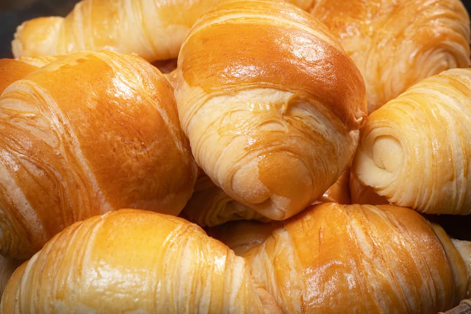 El pan cascarita se caracteriza por ser hojaldrado y por su suavidad interior.