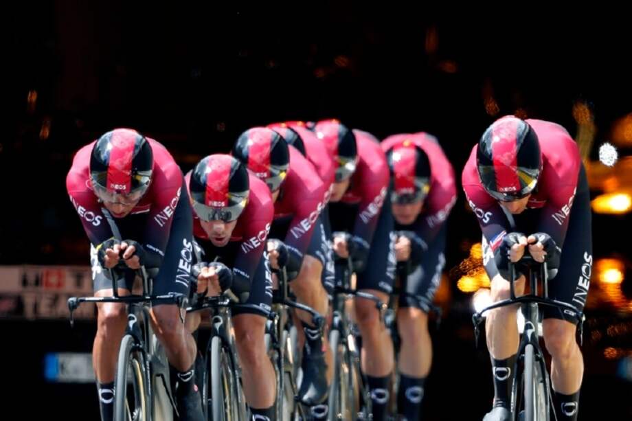 Geraint Thomas (der.), del equipo Ineos, es el favorito para vestirse de amarillo después de esta jornada. Egan Bernal (izq.) intentará ceder el menor tiempo posible. / AFP
