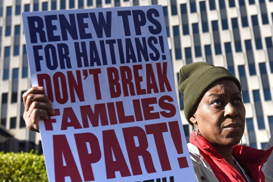 Inmigrantes protestando por la decisión de terminar los TPS para más de 50.000 haitianos en 2017. / AFP