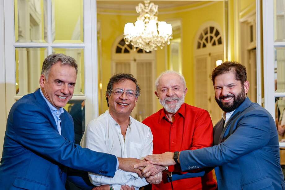 Gabriel Boric (d), el presidente de Brasil, Luiz Inácio Lula da Silva (c-d), el presidente de Colombia, Gustavo Petro (c-i) y el presidente electo de Uruguay, Yamandú Orsi en la embajada de Brasil en Montevideo.