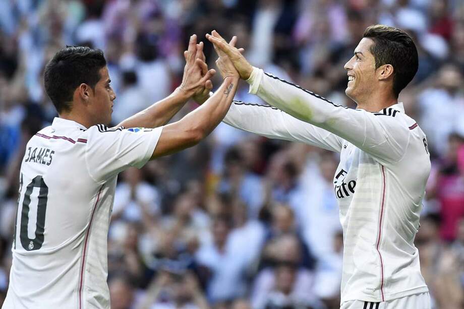 El colombiano James Rodríguez celebra con el portugués Cristiano Ronaldo la victoria del Real Madrid 3-1 sobre el Barcelona. / AFP