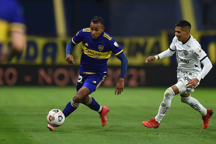 El colombiano Sebastián Villa (izqu.) jugó los 90 minutos.