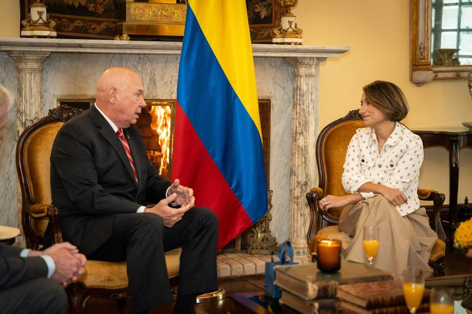 La canciller Laura Sarabia con el encargado de Negocios de la Embajada de Estados Unidos en Colombia, John Mcnamara.