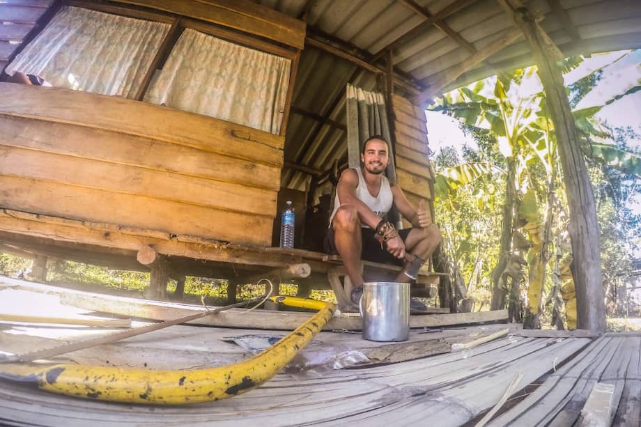 Para conocer el mundo, este viajero pasó de ser abogado a limpiar baños y platos