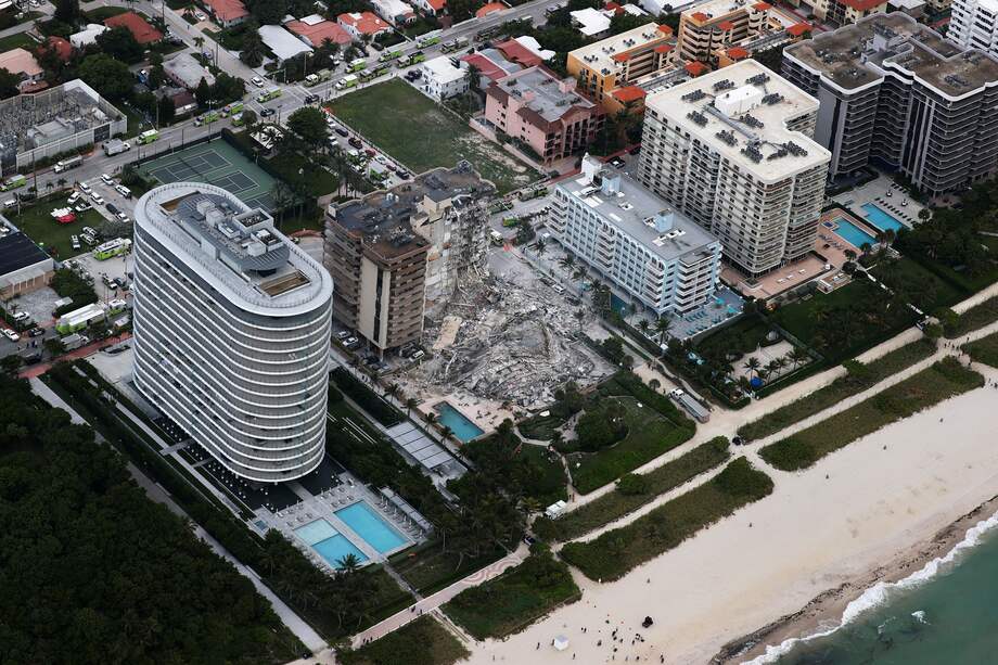 Vista aérea del edificio derrumbado en Miami, Estados Unidos.