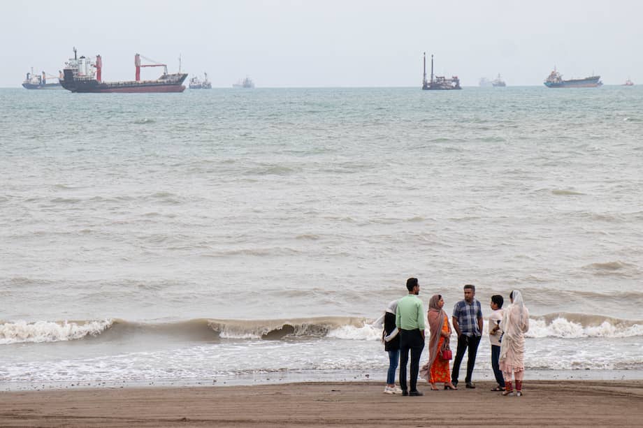 Iraníes en la playa de Suru, en Bandar Abbas, a lo largo del estrecho de Ormuz.