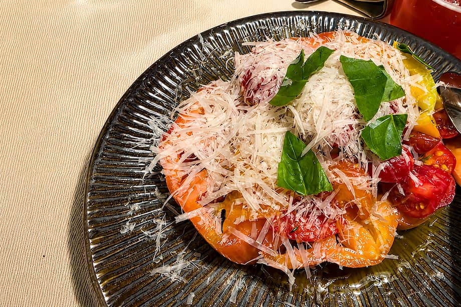Esta ensalada de tomate y albahaca fresca es ideal para disfrutar el fin de semana.