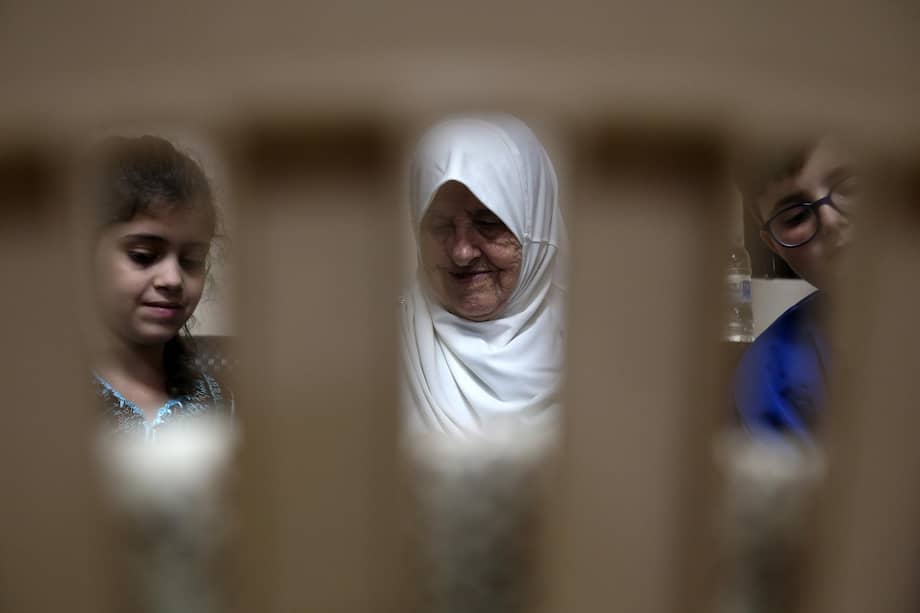 Refugiados palestinos en el Líbano desde 1948. Amneh Saleh Dater (c), una anciana palestina de 80 años, prepara comida junto a sus nietos en el Centro de la Sociedad de Apoyo Social del campo de refugiados palestinos de Shatila, en Beirut (Líbano), el 18 de junio de 2025.