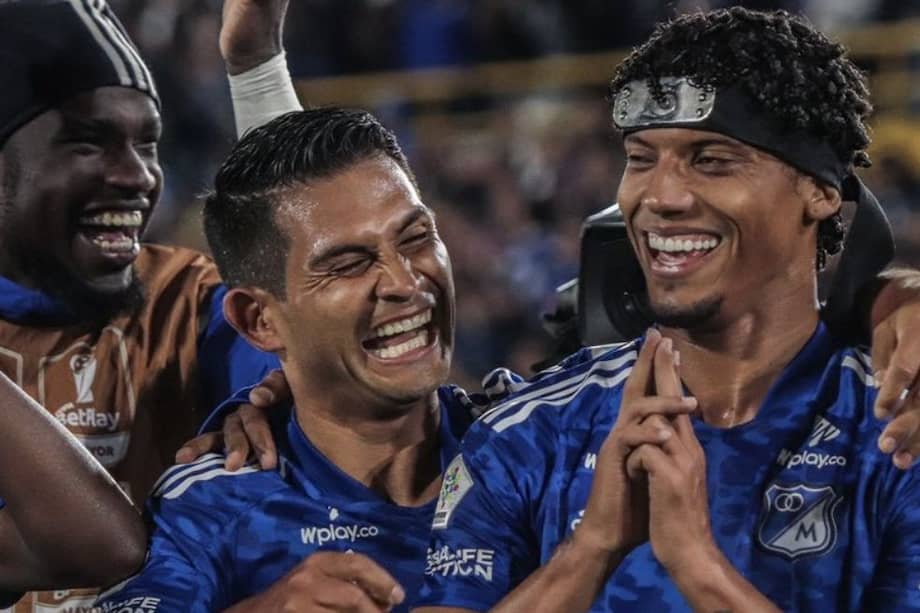 La celebración de Juan Carlos Pereira, por sus tres goles en el clásico añejo.