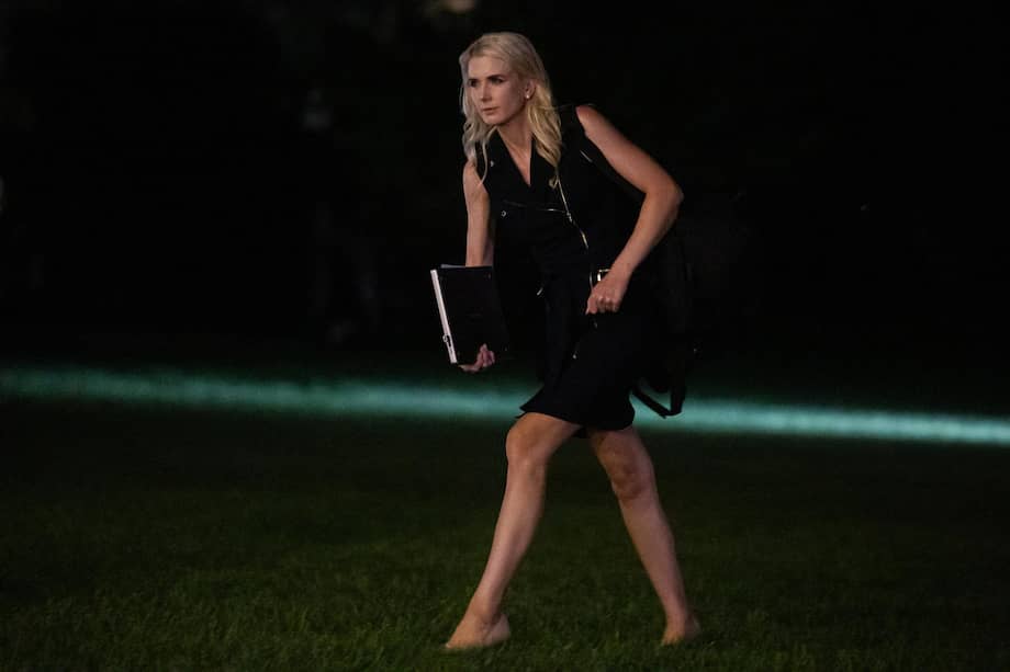 La asistente de Donald Trump, Natalie Harp, durante el regreso del mandatario a la Casa Blanca tras un viaje.