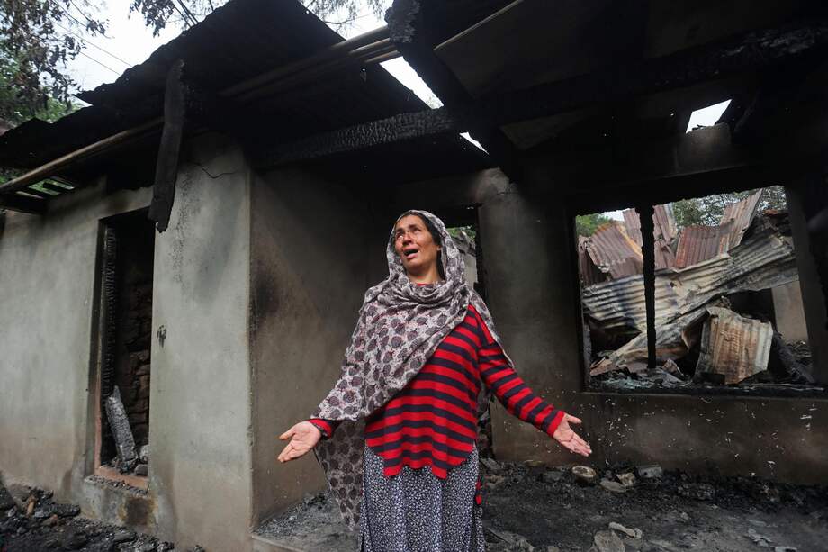 Una mujer de Cachemira se lamenta dentro de su casa dañada después de un bombardeo transfronterizo procedente de Pakistán, en la aldea de Salamabad en Uri, al norte de Srinagar, la capital de verano de la Cachemira india, el 8 de mayo de 2025.