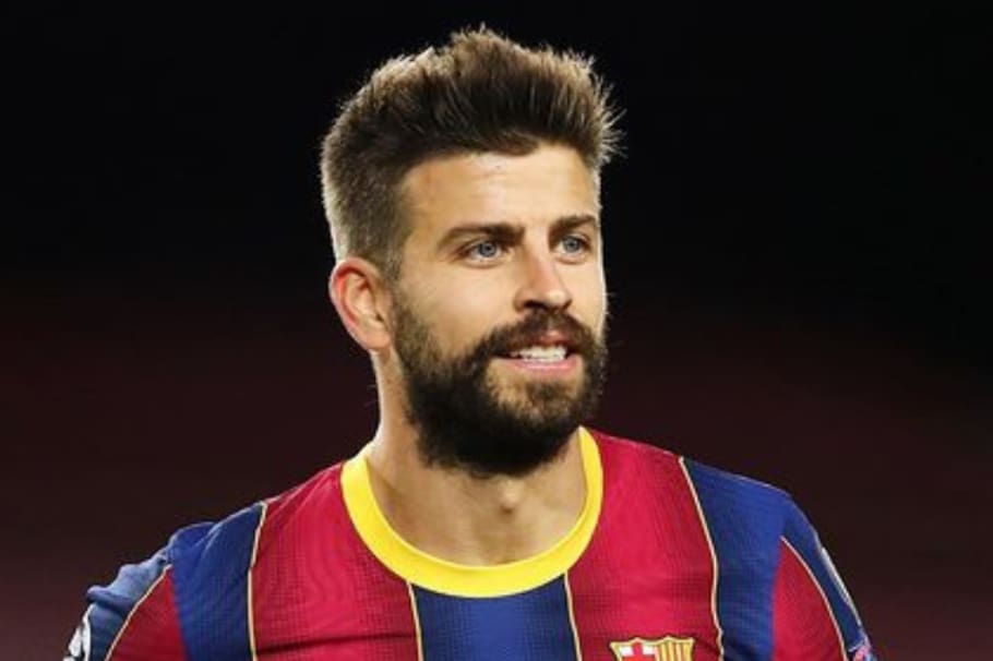 Gerard Piqué no deja de hacer chistes y de reírse cuando va por la calle y le preguntan por la reciente canción de Shakira, donde cantan sus hijos, Sasha y Milan.