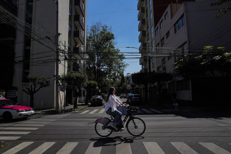 Isabel Falls, que tras dejar su trabajo de investigación de diseño en Nueva York pasó un año viajando con el presupuesto de una mochilera y ahora trabaja y vive en Ciudad de México, el 25 de febrero de 2025.
