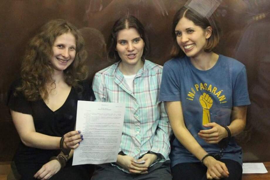 Yekaterina Samutsevich (izda), Maria Alyokhina (centro) y Nadezhda Tolokonnikova (dcha)/ EFE