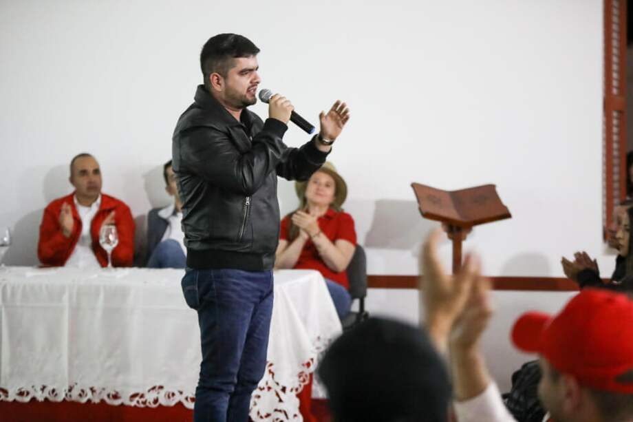 El juez le imputó el cargo de falsedad ideológica en documento público en calidad de autor al rector de la institución, Néstor Hincapié y varios miembros de la Universidad. / @JulianBedoyaL17