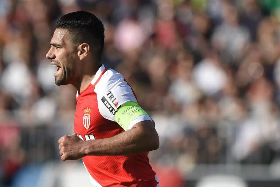 El colombiano Radamel Falcao García celebra el gol que anotó con el Mónaco este sábado frente al Angers. / AFP