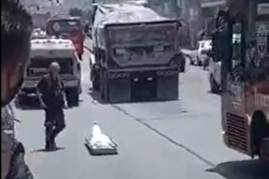 El conductor del vehículo se devolvió para recoger el cuerpo.