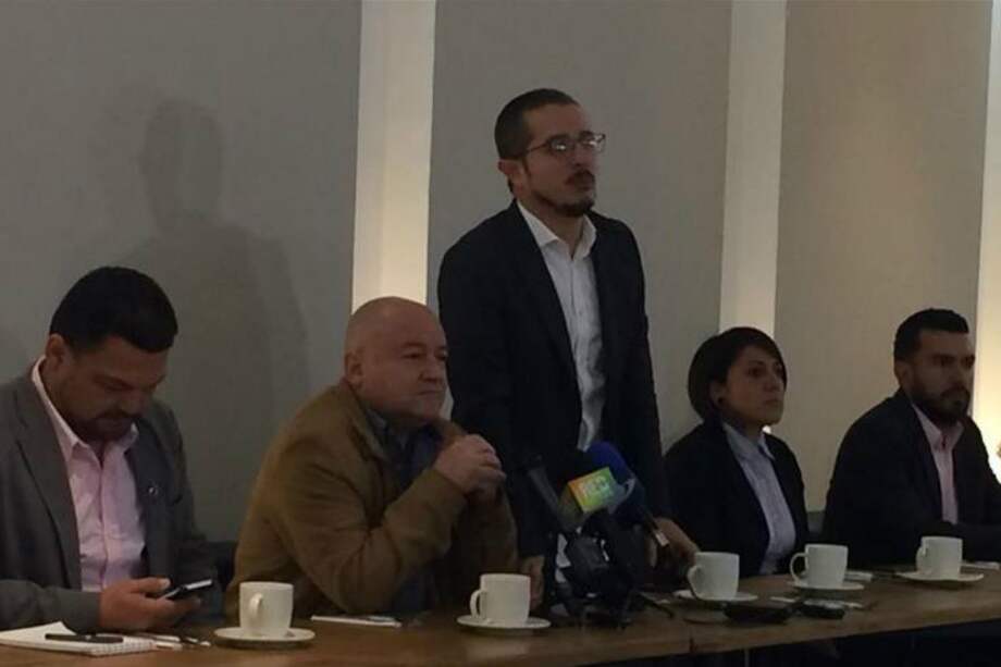 Carlos Antonio Lozada (segundo de izquierda a derecha) y David Flórez (de pie), hablan en rueda de prensa sobre la estrategia del nuevo partido político Farc en las próximas elecciones legislativas y presidenciales que se llevarán a cabo en Colombia en marzo y mayo respectivamente. / Agencia Anadolu