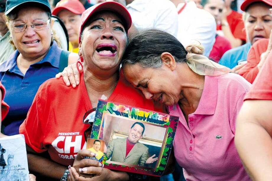Miles de venezolanos lloran la muerte del presidente Chávez.