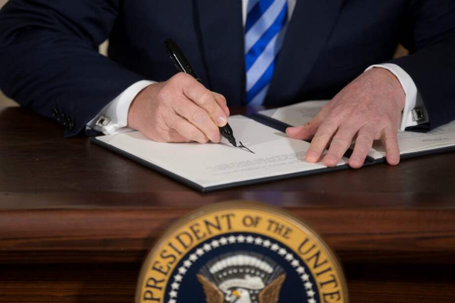 El presidente estadounidense, Donald Trump, firmó un memorándum presidencial en el que anunció la retirada de Estados Unidos del acuerdo nuclear con Irán de 2015. / EFE